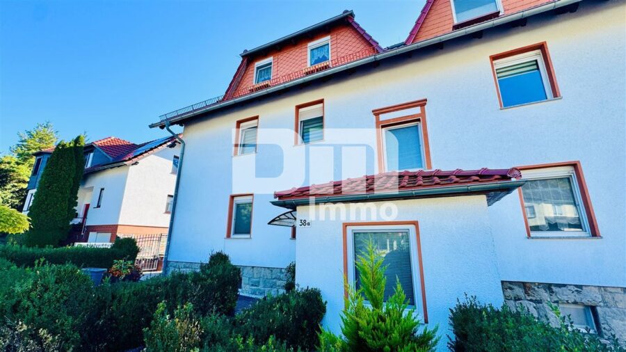 Vollvermietetes Dreifamilienhaus nach WEG geteilt mit Nebegebäude in Traumlage - Frontansicht